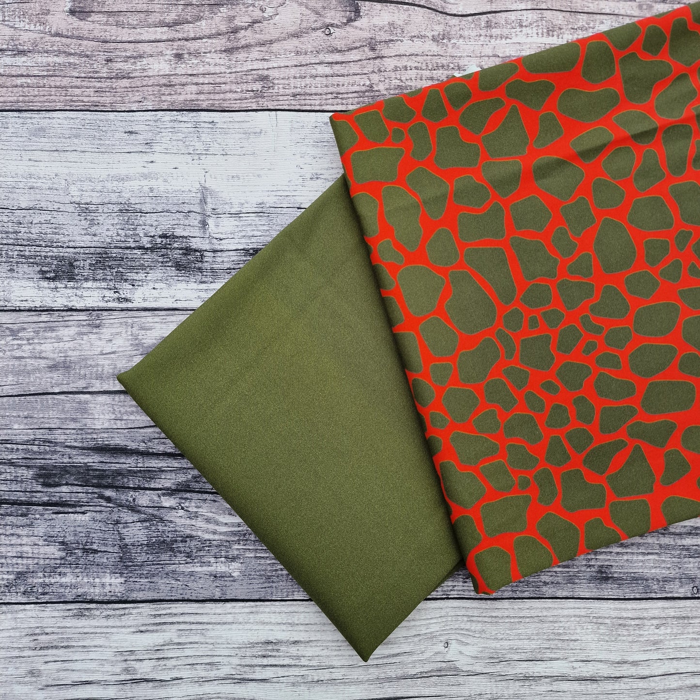 Schulranzenstoff zum Feuerspeibär von Ergobag